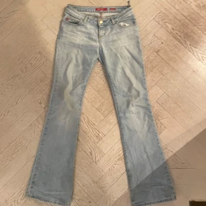 Ljusblå jeans från Miss Sixty - Snygga ljusblå jeans från Miss Sixty med bootcut. Så bekväma och perfekta!(en skärpöggla har lossnat men det är ingen man tänker på)