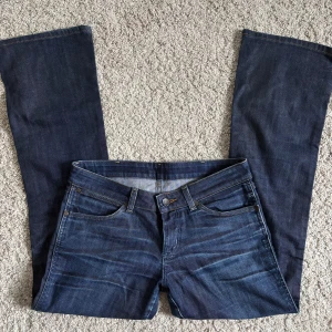 Blå bootcut jeans - Jätte fina lågmidjade jeans från Wrangler. Midjemått 41cm och innerbenslängd 72cm. Betalning sker via Swish och det är bara att höra av sig om ni undrar något🩵