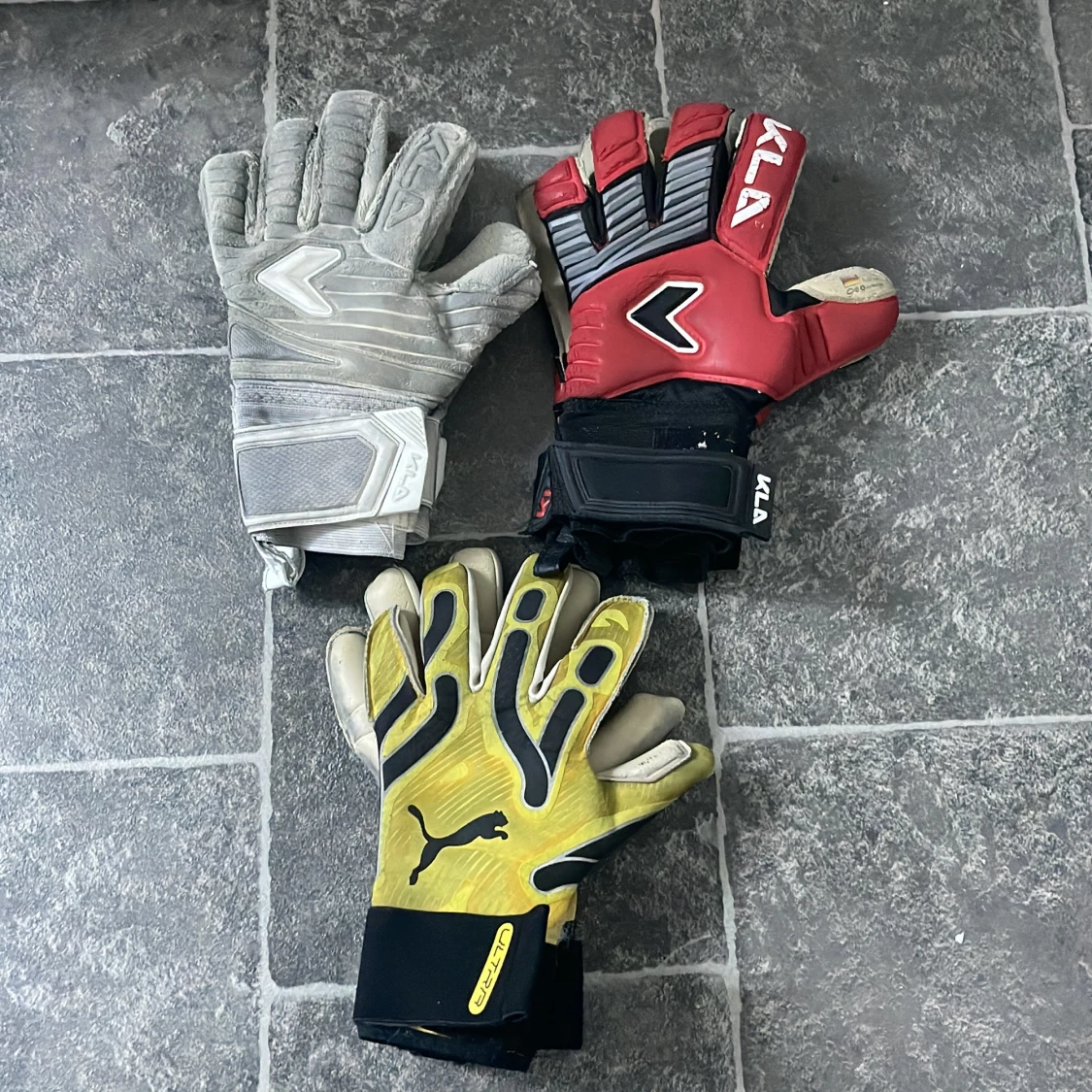 Tre par målvaktshandskar