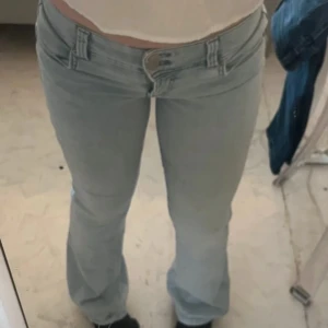 Ljusblå bootcut jeans - Säljer ett par ljusblå bootcut jeans med låg midja. Stängs med dragkedja och knapp. Perfekta för en avslappnad stil. ( inga bakfickor! ) tryck inte på köp nu!