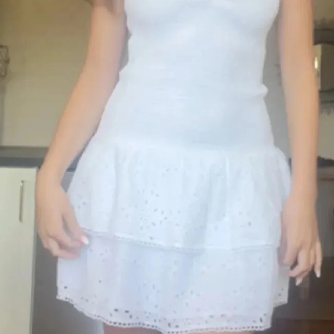 Vit axelbandslös klänning