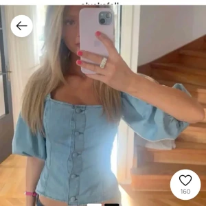 Jeansblå korsettopp - Trendig jeansblå korsettopp med knappar framtill och puffiga trekvartsärmar. Passar bra till både kjol och byxor. Lånad bild 💗