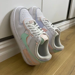 Fina Nike sneakers - Säljer mina Air Force 1 Shadow sneakers. Jag köpte dem sedan några år tillbaka men har endast använt dem vid ca 2 tillfälle. Mycket bra skick då dem inte är använda så mycket. Storlek 39. Säljer för 400kr. Original pris 1649kr.