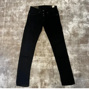 Dondup jeans - Modell George slitning i knät, med en defekt tidigare i skrevet som är lagad, därav priset. Kolla sista bild!