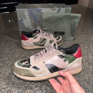 Valentino Rockrunners - Snygga Valentino Rockrunners. Dustbag, extrasnören, låda och extrasnören tillkommer✅. Hör av er vid minsta lilla funderingar, Pris är diskuterbart✅