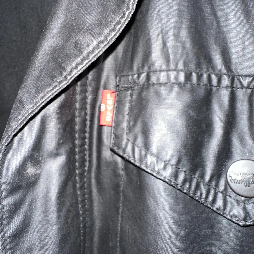 Snygg svart fodrad regn/vind jacka från Levi's med luva som går att vecka ut och in. Takit.