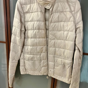 Moncler dunjacka - ÄKTA beige dunjacka från Moncler. Storlek 1. Lite defekter på en knapp samt små fläckar som bör gå bort vid tvätt 