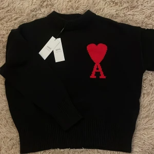 Svart tröja från Ami med rött hjärta - Den var för liten för mig därför vill blir av med den nu!! 