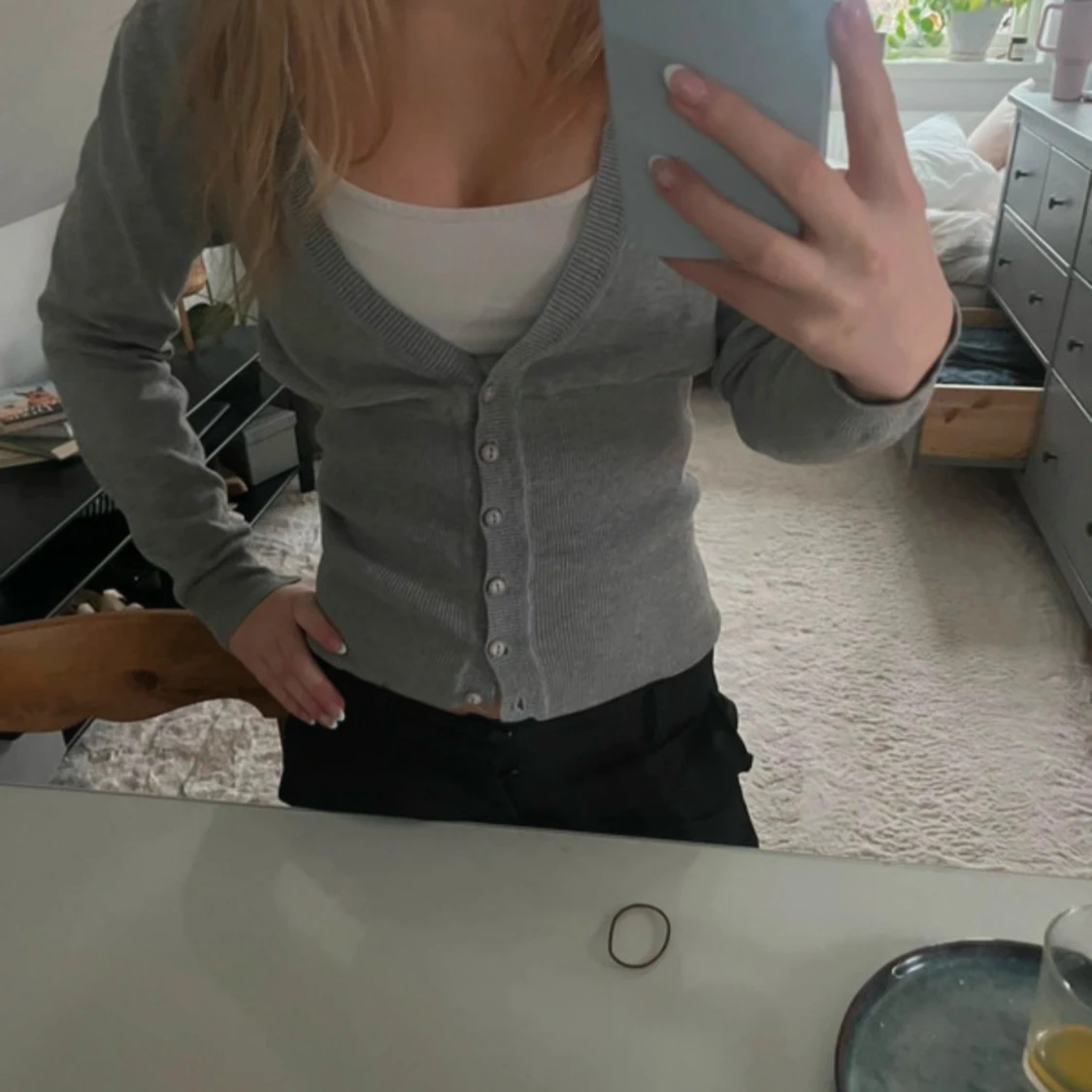 Grå kofta med knappar