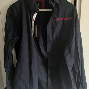 Skjorta  - Säljer en skjorta från savvy citizen i storlek M. Använd max 5 ggr så skicket är näst intill perfekt. Perfekt skjorta till sommaren våren med en T-shirt under. 