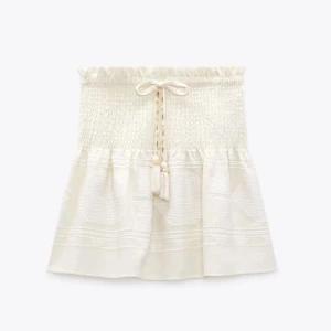 Vit zara kjol - Säljer denna super fina kjolen från Zara i storlek XS-S, aldrig använd i jätte bra skick🐚🤍original pris 400kr