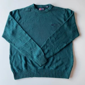 Chaps by Ralph lauren stickad tröja - En riktigt snygg tröja från Chaps som inte har några spår av användning. Den är grön och stickad vilket gör den varm och skön, priset går att diskuteras vid en snabb affär