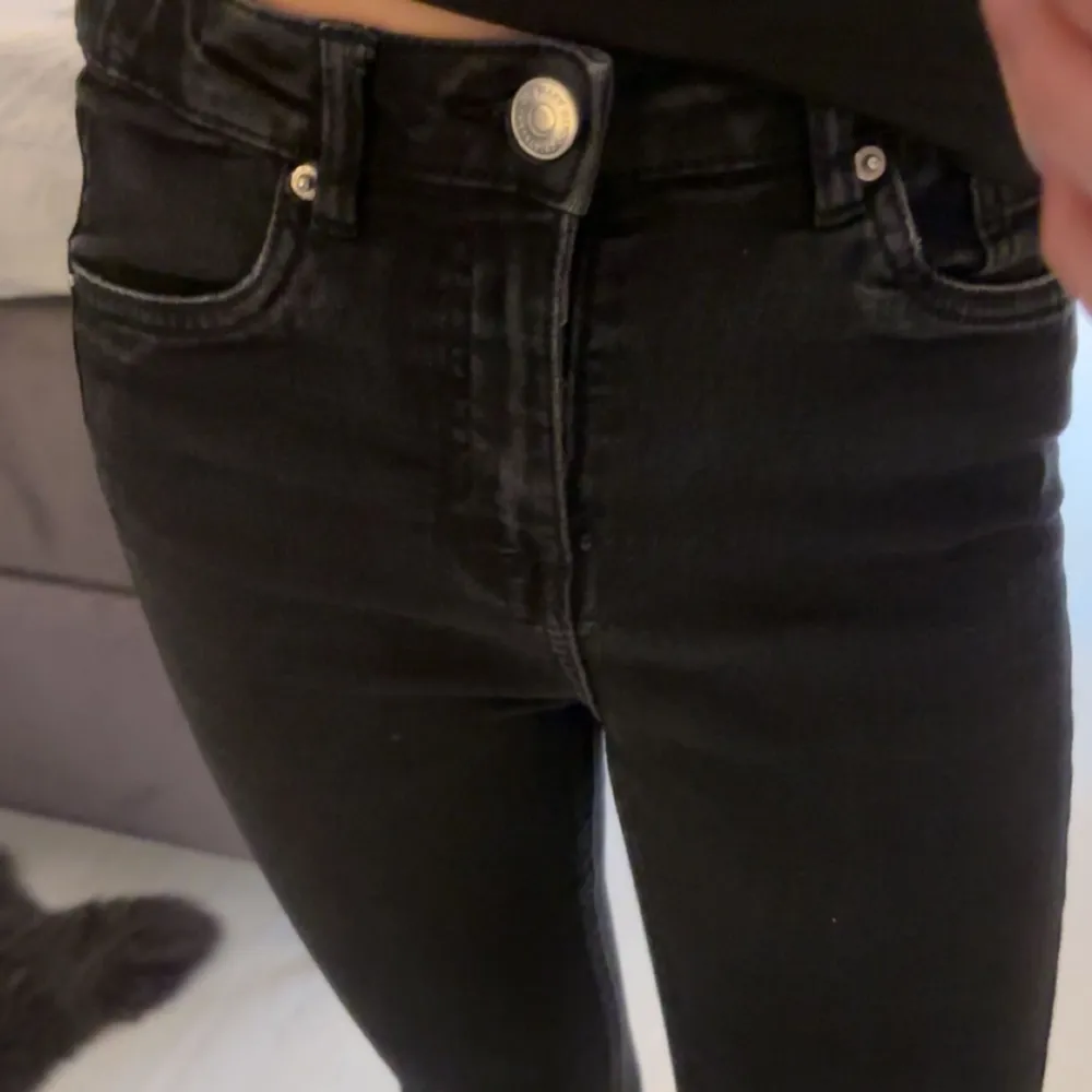 säljer svarta jeans från kappahl med en klassisk design, i strl 52 och innerbenslängd 70cm. Lägg gärna prisförslag!. Farkut & Housut.