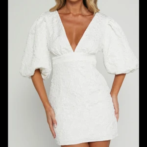 Showpo klänning - Fin showpo klänning perfekt till studenten. Helt ny har enbart provat den, har prislappen kvar. 😊