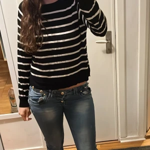 Svart och vit randig tröja från Zara - Säljer en snygg svart och vit randig tröja från Zara. Tröjan har långa ärmar och en klassisk rund halsringning.Passar bra till jeans mm.