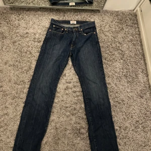 Mörkblå jeans från Grant - Snygga mörkblå jeans från Grant i regular fit. Klassisk design med fem fickor och knappgylf. Perfekta för en avslappnad stil. Märkeslappen baktill ger en autentisk touch.