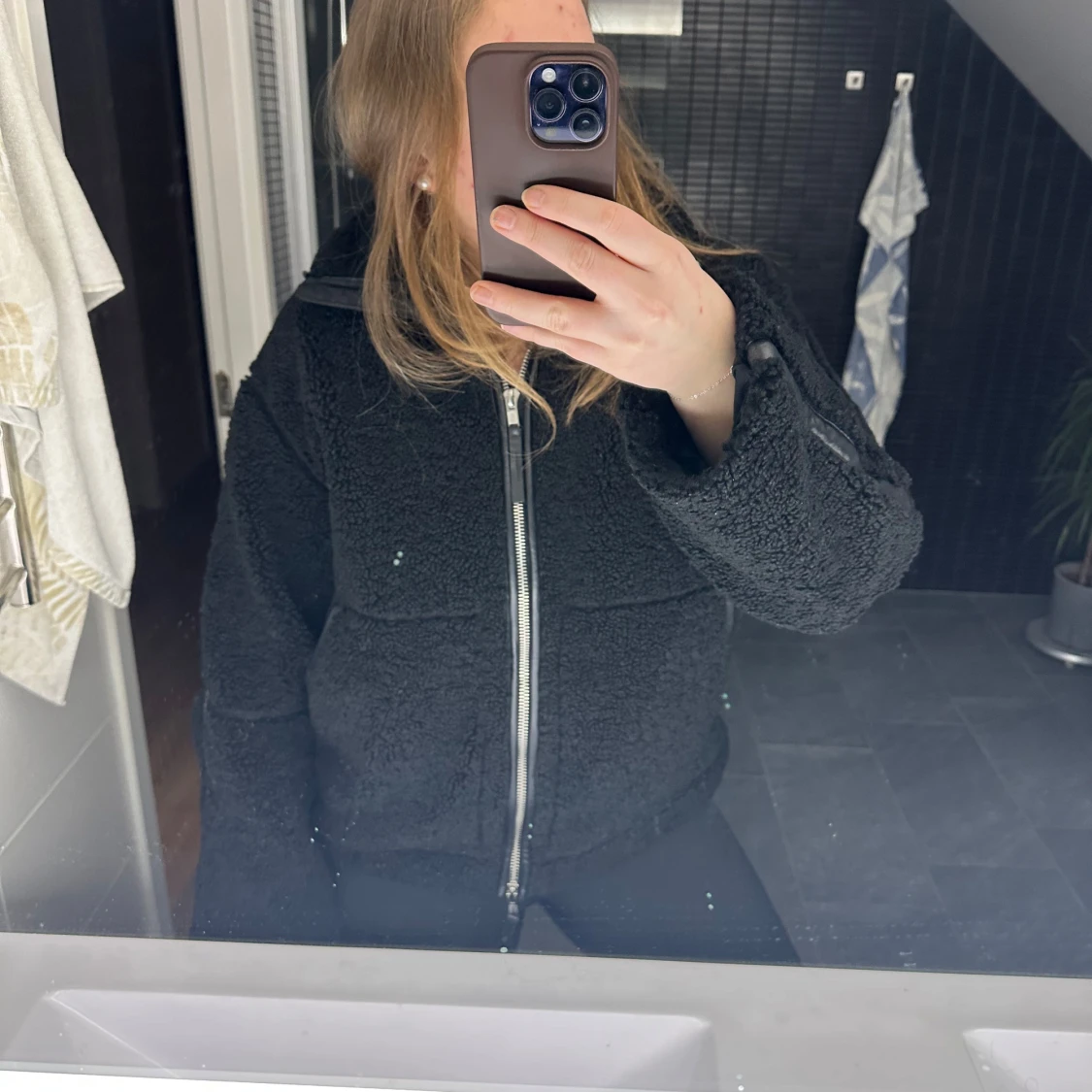 Svart teddyjacka med dragkedja - 1