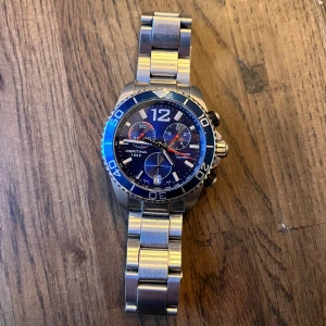 Certina herrklocka med blå urtavla - Snygg herrklocka från Certina med en blå urtavla och silverfärgad boett. Mycket bra skick och funkar:)