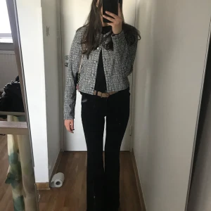 Svarta bootcut byxor från Bershka - Snygga svarta bootcut byxor från Bershka. De har en klassisk design med hög midja och en stilren look. Perfekta för att ge en elegant touch till din outfit. Köppte den för 450 men säljer för 249