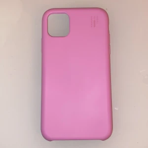 Mobilskal från iDeal of Sweden i ”Bubblegum pink” - Snyggt rosa mobilskal från iDeal of Sweden. Skalet har en stilren design med en mjuk rosa utsida och en mjuk insida. Använt ett få tal gånger men det finns inga defekter och är så gott som ny, var osäker på färgen då den såg ljusare ut på hemsidan men kunde ej returnera. Köpt för 249kr