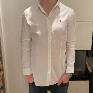 Ralph lauren skjorta  - Nu säljer vi denna mycket stiliga Ralph lauren skjorta, skjortan är sparsamt använd och det finns inga tecken på användning. Storlek Small, modellen är 174. Nypris ca 1600, vårat pris 499. Perfekt nu till våren och sommaren. Priset är inte hugget i sten. Vid frågor är det bara att slå en pling! 🙌