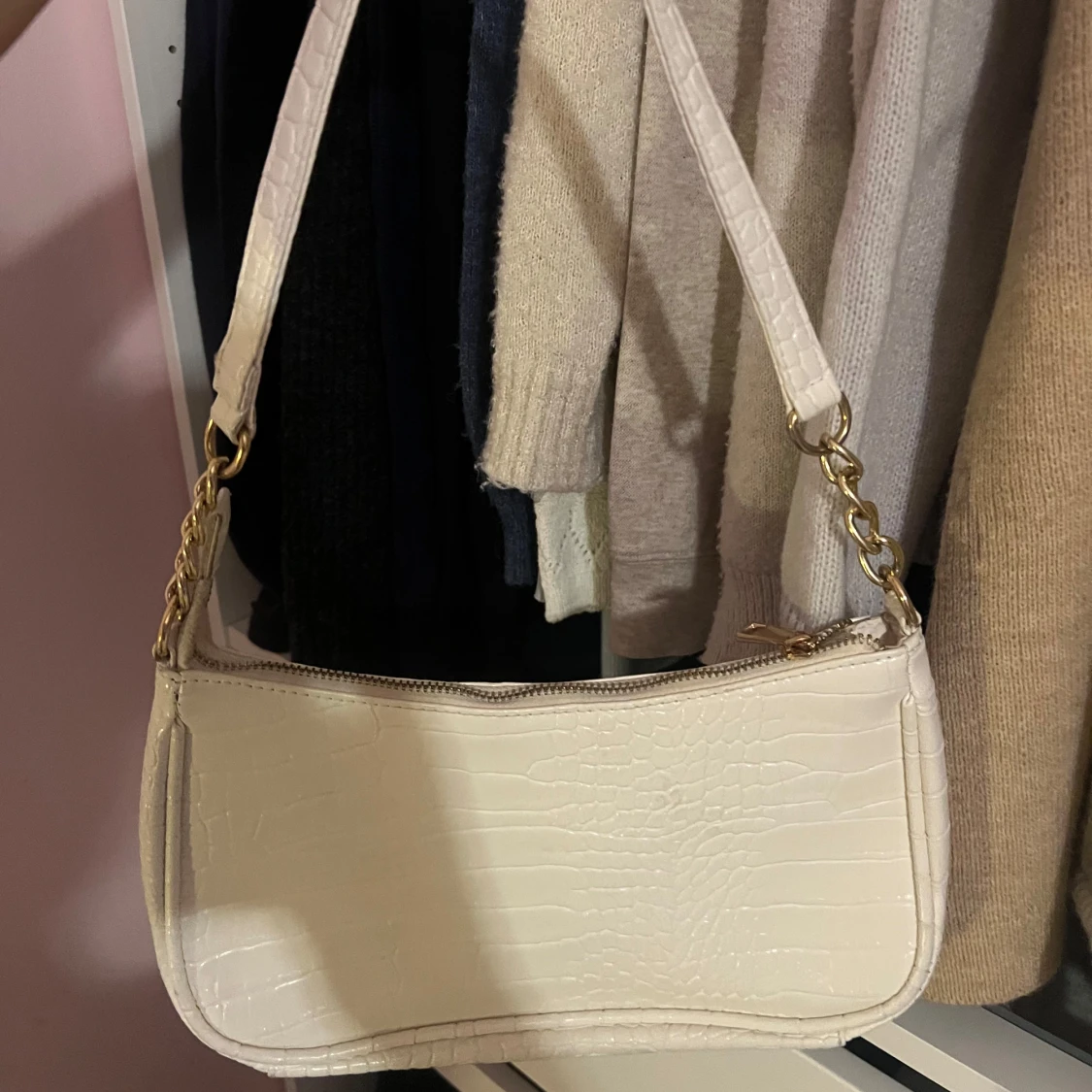 Vit axelväska med krokodilmönster - 1