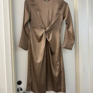 Beige klänning från NLY Trend - Använd två gånger, nästan som ny, storlek 38