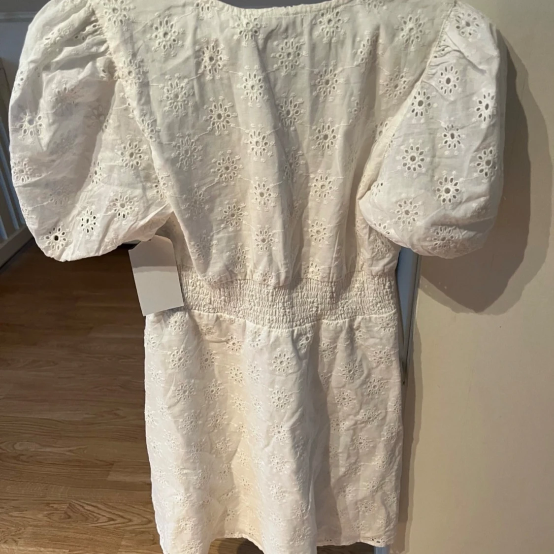 Vit klänning med puffärm från NA-KD - 2