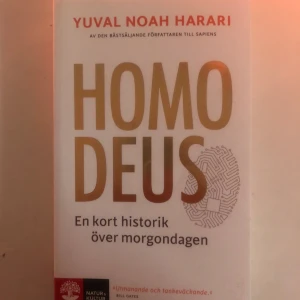Homo Deus: En kort historik över morgondagen - Boken 'Homo Deus' av Yuval Noah Harari utforskar framtidens möjligheter och utmaningar för mänskligheten. Den bygger vidare på idéerna från 'Sapiens' och diskuterar hur teknologi och vetenskap kan förändra vår värld.