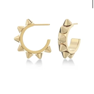 Guldörhängen med nitar - Snygga guldörhängen i form av halvcirklar med coola nitar runtom. Perfekta för att ge din outfit en edgy touch. De är både stilrena och trendiga, vilket gör dem till ett måste i smyckesamlingen.