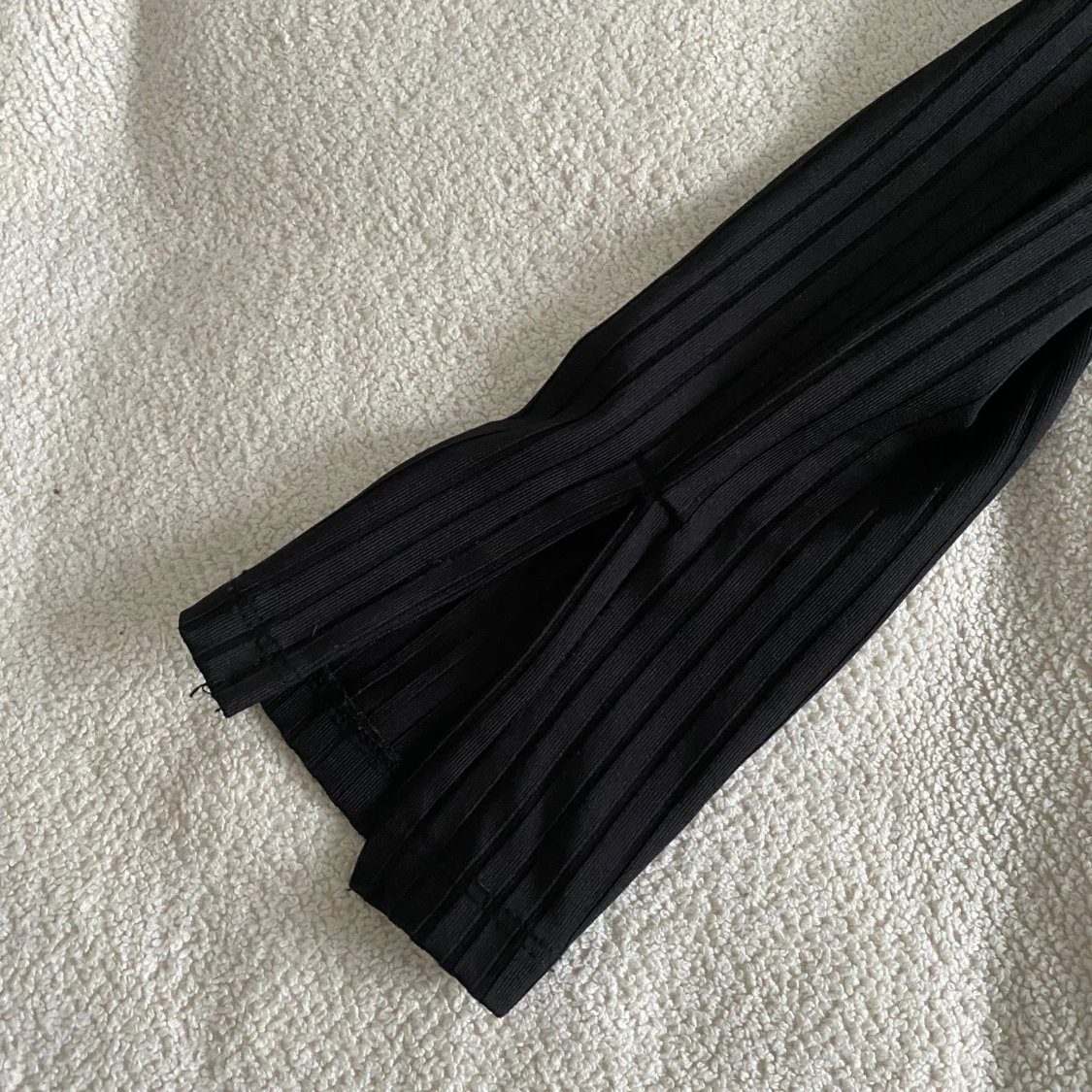 Svart ribbad topp från NA-KD - 3