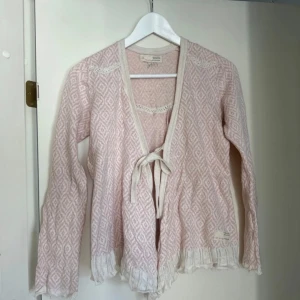 Odd molly kofta - Använd 1 gång. Från en gammal kollektion, säljs inte längre. Fint skick, inga defekter. Storlek S. Skriv om du vill köpa så aktiverar jag ”köp nu”💕