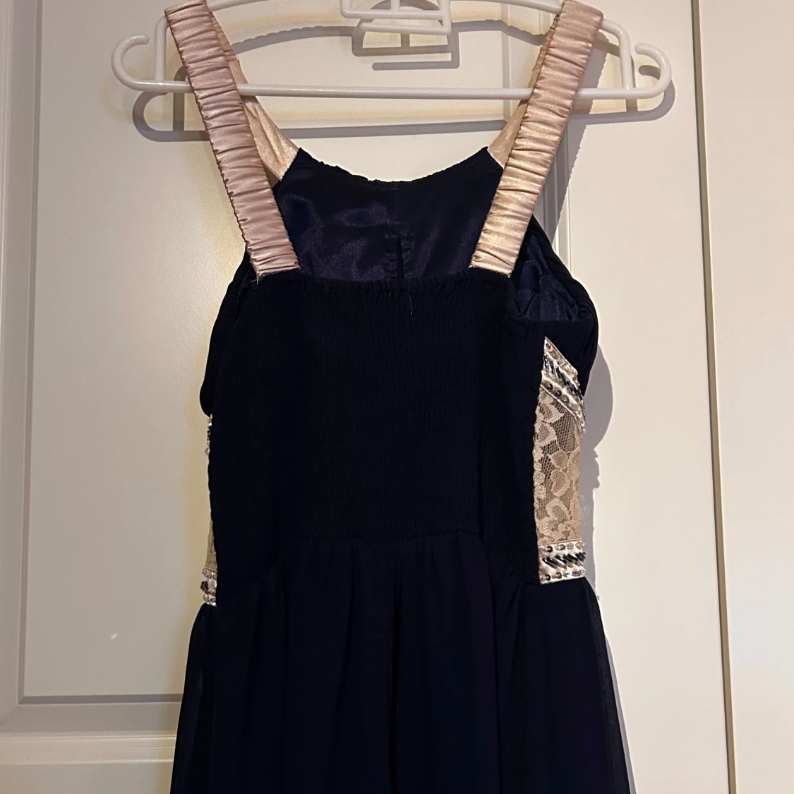 Mörkblå balklänning med pärldetaljer - 4