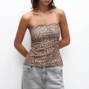 Bandeau topp - Leopardmönstrad bandeautopp i storlek S. Köpt på Pull & Bear, aldrig använd 🤎