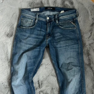 Replay anbass  - Ett par snygga jeans från replay i modellen anbass. Jeansen är i jättefint skick och har inga defekter. Jeansen är i storlek W29 L32 och passar storleks enligt. Vid fundering tveka inte på att höra av dig💫💫