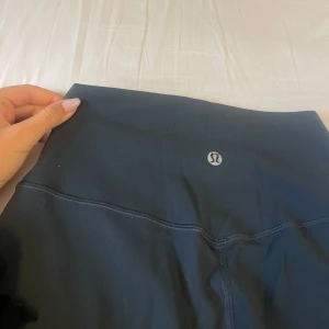 Lululemon leggings align 28 - Snygga grå/blå leggings från Lululemon 28. Perfekta för träning eller en avslappnad dag🩶💙