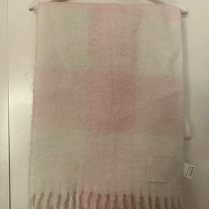  Carin Wester halsduk - Mysig halsduk från Carin Wester i en mjuk rosa och vit rutig design. Aldrig använd 