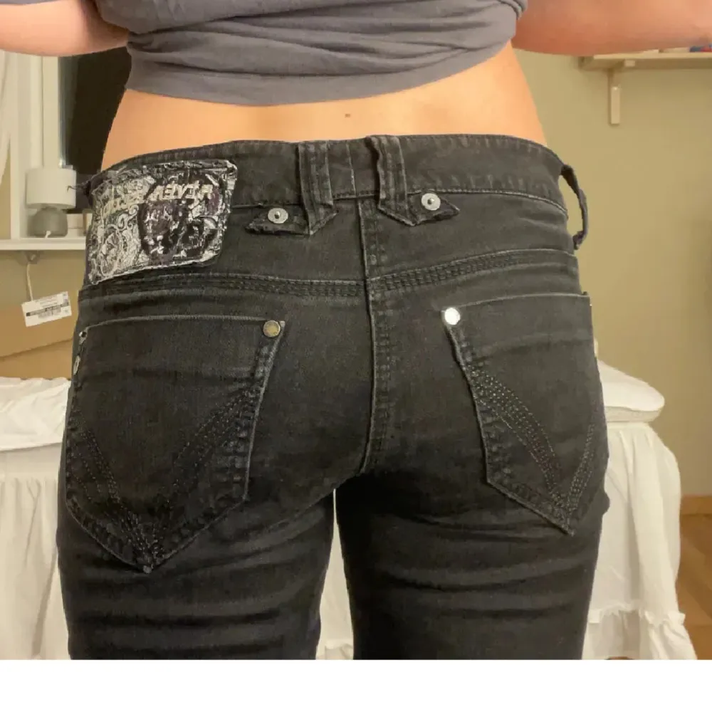 Säljer dessa svarta bootcut jeans som jag köpte på Plick därav lånade bilder från tjejen jag köpte av! Bara o skriva om ni har frågor. Byxorna passar mig perfekt och jag är 167 ish 💕strl S. Farkut & Housut.