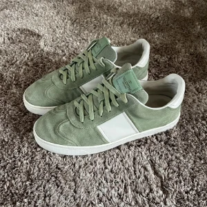 Valentino Garavani Flycrews - supernpopulära valentino flycrews i grön färg, har tyvärr förlorar några nitar som man kan se i sista bilden men det går att köpa vart som helst billigt. Tyvärr har även innesulorna lossnat men man kan köpa nya vart som helst för ett billigt pris