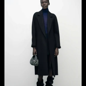 Intressekoll kappa - Funderar på att sälja denna slutsålda populära kappa från Zara då jag är lite osäker men hunnit använda den två gånger. Enda defekten är att det är hål i fickorna men går att fixa på nolltid för den som kan. 