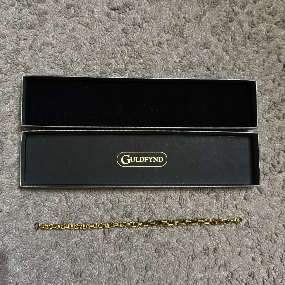 Elegant guldarmband från Guldfynd med en klassisk kedjedesign. Perfekt för att lägga till en touch av lyx till din stil. Matchande halsband finns, paketpris för båda💫20 cm lång och 4mm bred.. Asusteet.