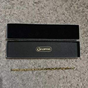 Kejsarlänk - Elegant guldarmband från Guldfynd med en klassisk kedjedesign. Perfekt för att lägga till en touch av lyx till din stil. Matchande halsband finns, paketpris för båda💫20 cm lång och 4mm bred.