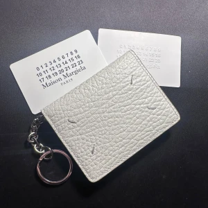 maison margiela plånis  - dunderfet margiela plånbok för en riktig stildiggare, späckny med bevis på äkthet, då den är köpt i butik! köper du båda två kan vi lösa något bjussigare pris 😉