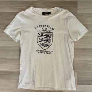 Morris T-shirt - Säljer denna feta Morris tishan med ett schysst tryck på bröstet. Mycket bra skick. Storlek M.
