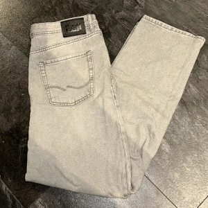 Jack & Jones Relaxed Fit Jeans - Säljer ett par Jack & Jones Jeans som är i bra skick 9/10✅Modell är Relaxed fit✅Hör av er vid frågor och funderingar🤗🤝🏽Priset kan givetvis diskuteras vid en snabb affär🤩🤝🏽