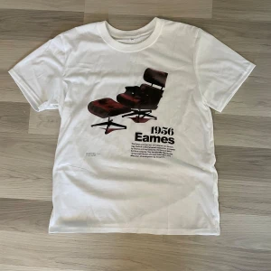 1956 Eames T-Shirt - Säljer denna feta Tishan med ett unikt tryck på bröstet. Mycket bra skick. Storlek L men sitter som M eller S.