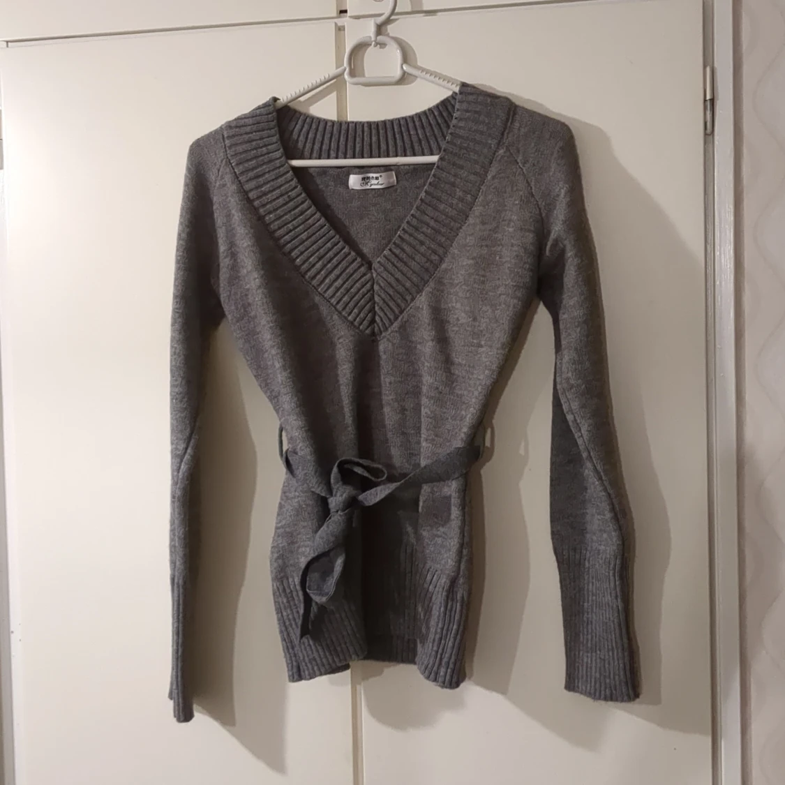 Grå stickad tröja med knytband