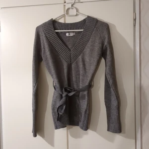 Grå stickad tröja med knytband - Super söt på, passform: S/M med stretch