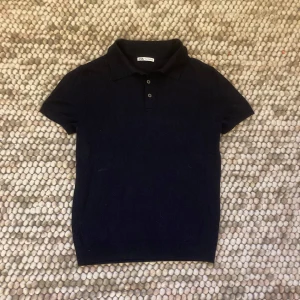 Mörkblå pikétröja från Zara - Marinblå marinulls piké från zara