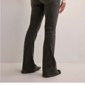 True realigon jeans  - Snygga grå bootcut jeans med en klassisk design. De har en bekväm passform och är perfekta för en avslappnad stil. Jeansen har fickor både fram och bak samt en dragkedja och knapp framtill.